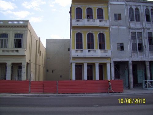 'Frente del edificio' Casas particulares are an alternative to hotels in Cuba.